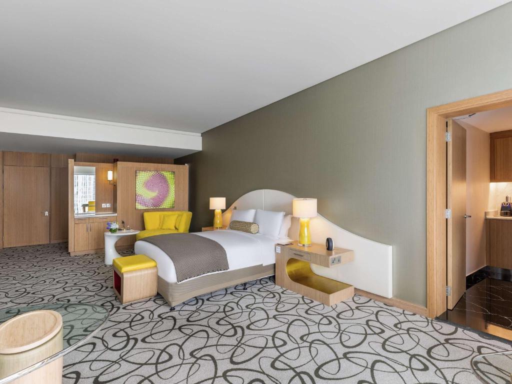 Postel nebo postele na pokoji v ubytování Sofitel Dubai Downtown