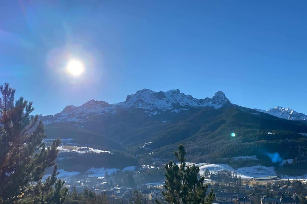 une pleine lune se levant sur une chaîne de montagnes dans l'établissement Le versant sud de Barcelonette, à Barcelonnette
