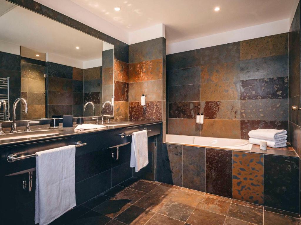 Kuchyň nebo kuchyňský kout v ubytování Cour du Corbeau Hotel Strasbourg - MGallery Collection