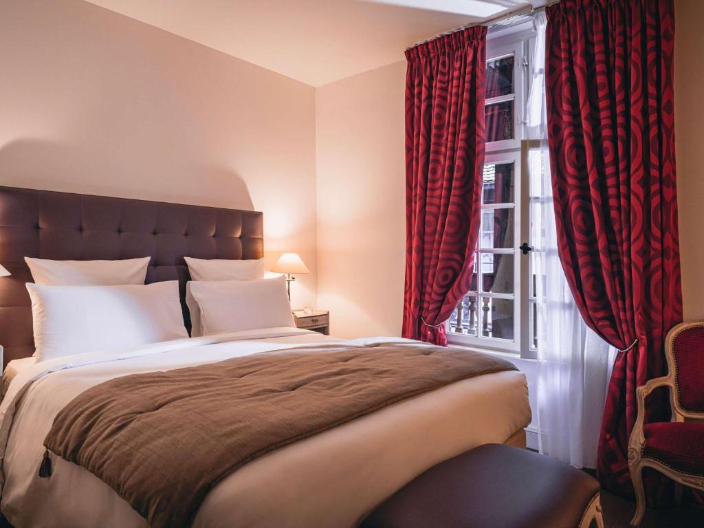 Postel nebo postele na pokoji v ubytování Cour du Corbeau Hotel Strasbourg - MGallery Collection