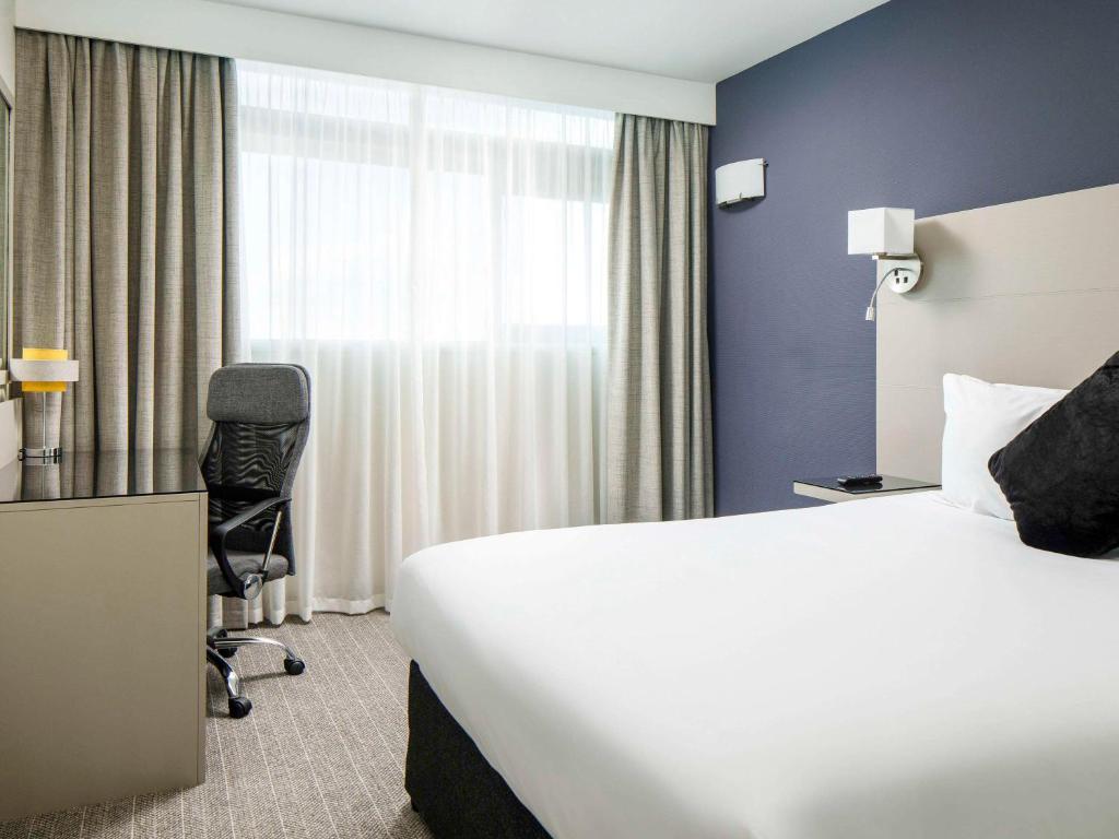 Postel nebo postele na pokoji v ubytování Mercure Manchester Piccadilly Hotel