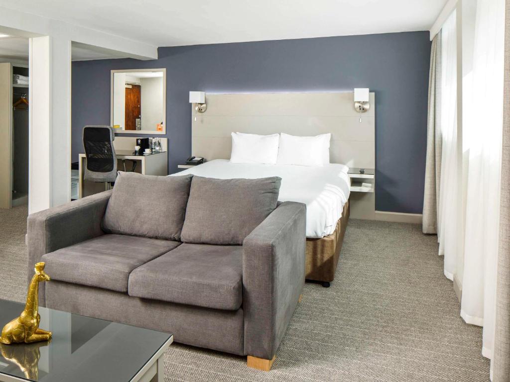 Postel nebo postele na pokoji v ubytování Mercure Manchester Piccadilly Hotel