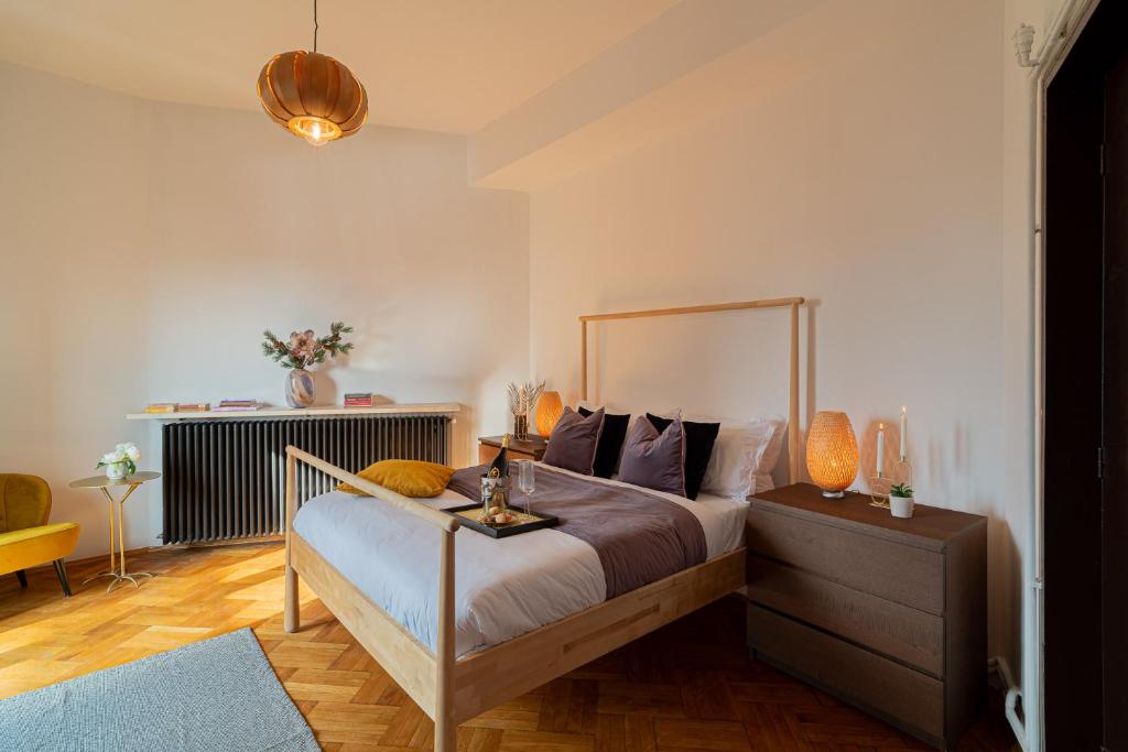 תמונה מהגלריה של Spacious 3BR Atrium Penthouse, Balcony, Cismigiu בבוקרשט
