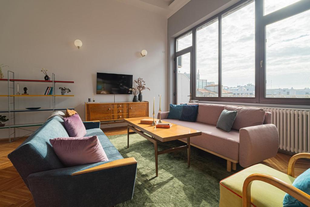 תמונה מהגלריה של Spacious 3BR Atrium Penthouse, Balcony, Cismigiu בבוקרשט