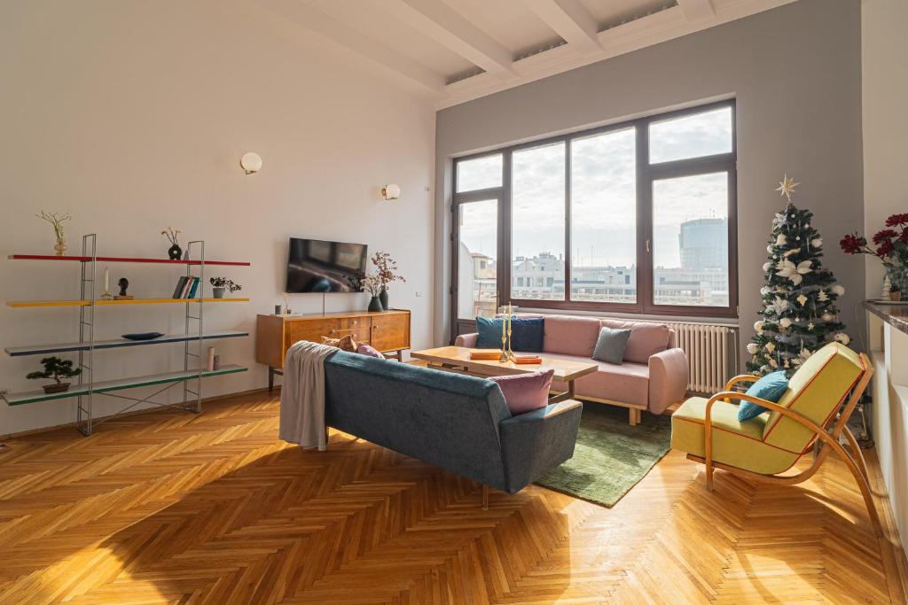 תמונה מהגלריה של Spacious 3BR Atrium Penthouse, Balcony, Cismigiu בבוקרשט