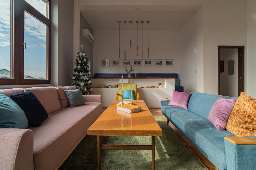 תמונה מהגלריה של Spacious 3BR Atrium Penthouse, Balcony, Cismigiu בבוקרשט