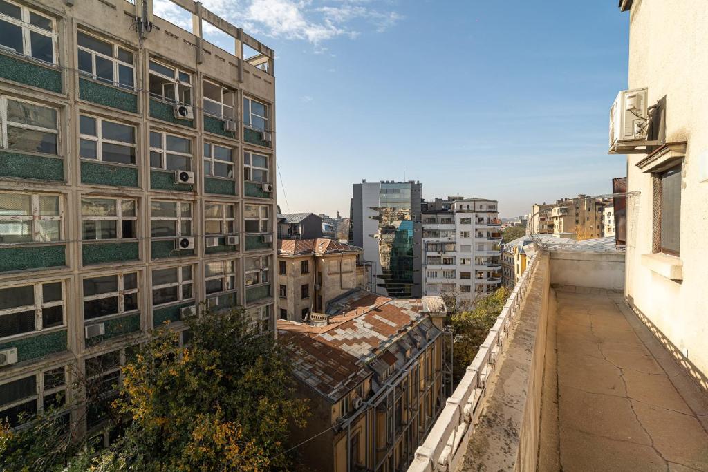 תמונה מהגלריה של Spacious 3BR Atrium Penthouse, Balcony, Cismigiu בבוקרשט
