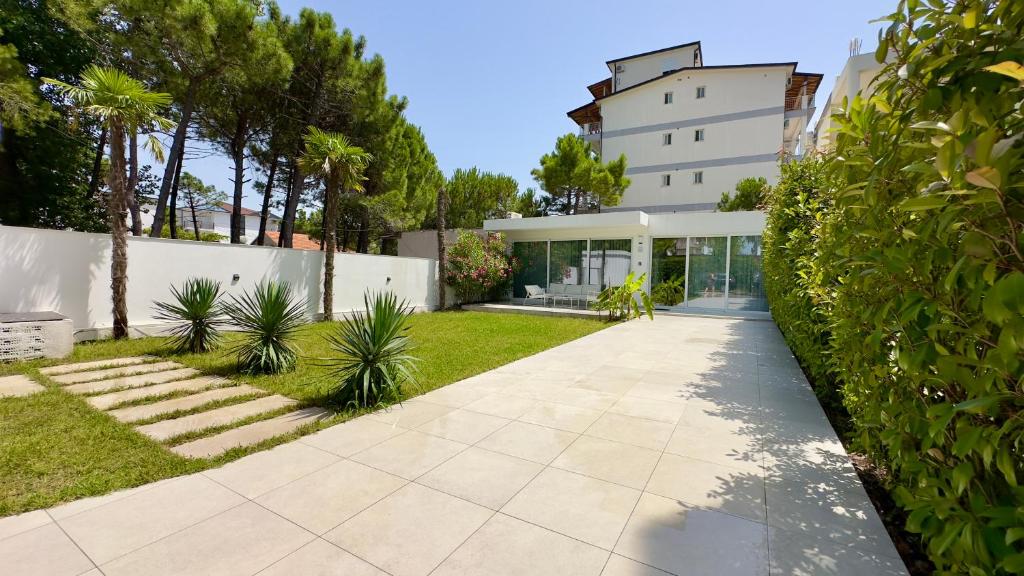 Zahrada ubytování White Beach Villa 1 - Luxury