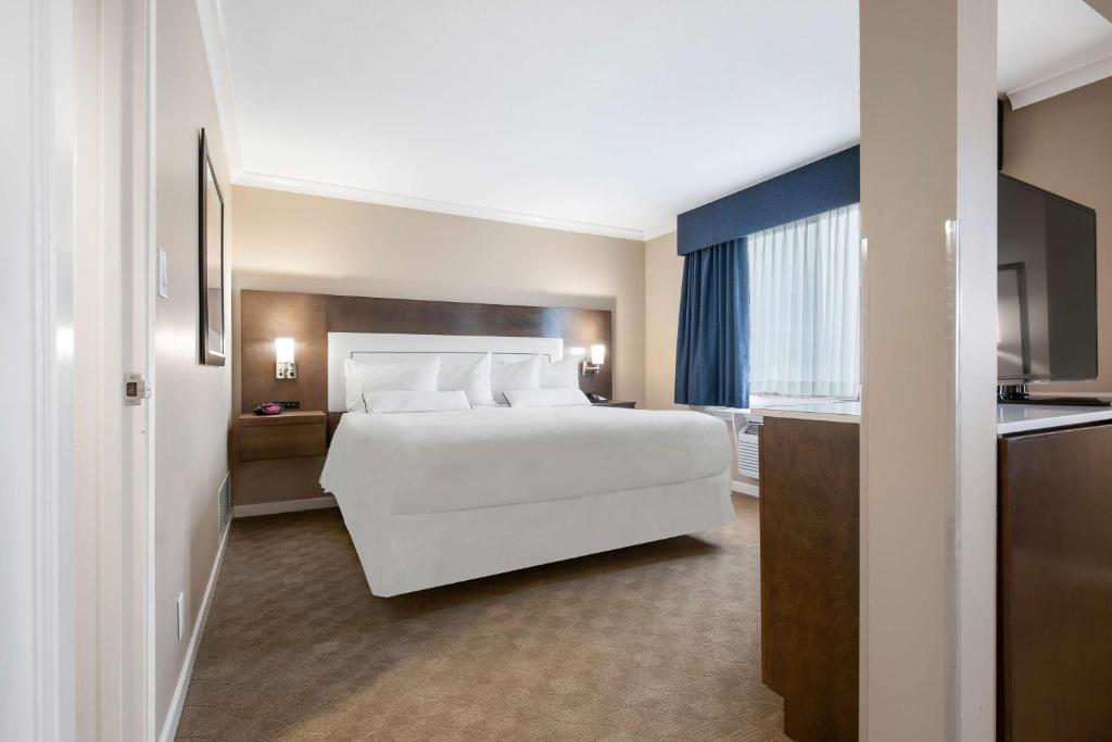 Postel nebo postele na pokoji v ubytování Best Western Plus Columbia River Hotel