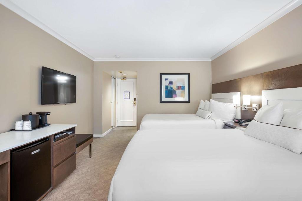 Postel nebo postele na pokoji v ubytování Best Western Plus Columbia River Hotel