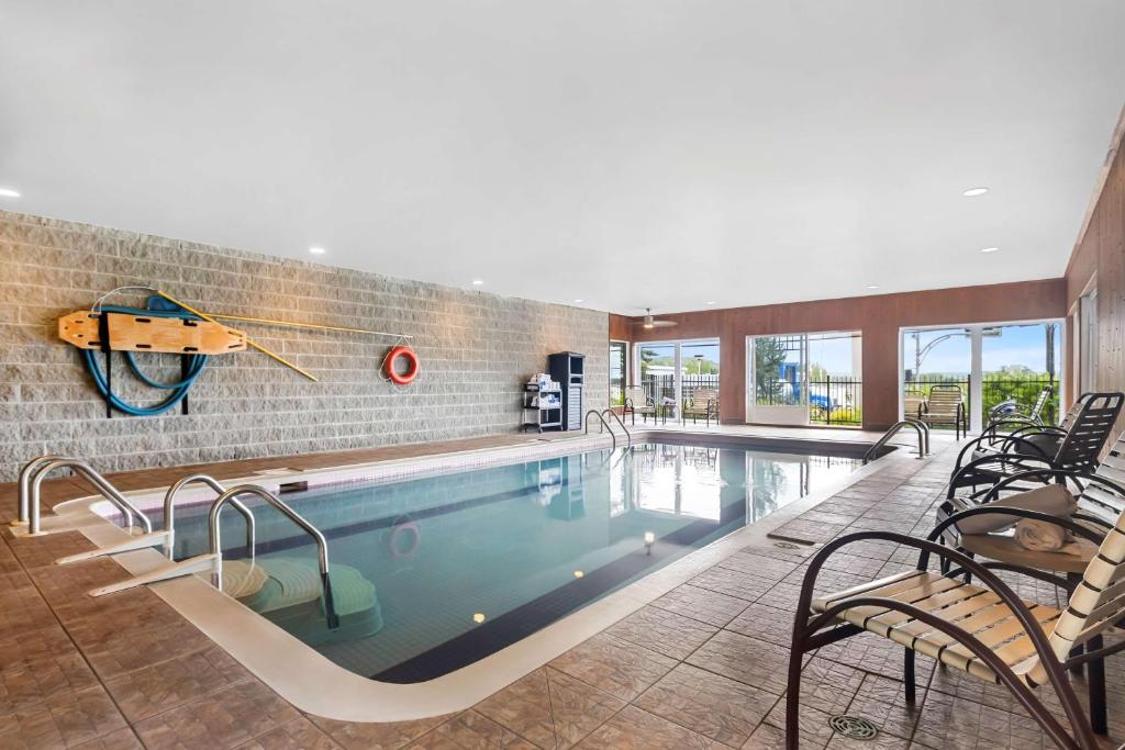 Bazén v ubytování Best Western Plus Mont-Laurier nebo v jeho okolí