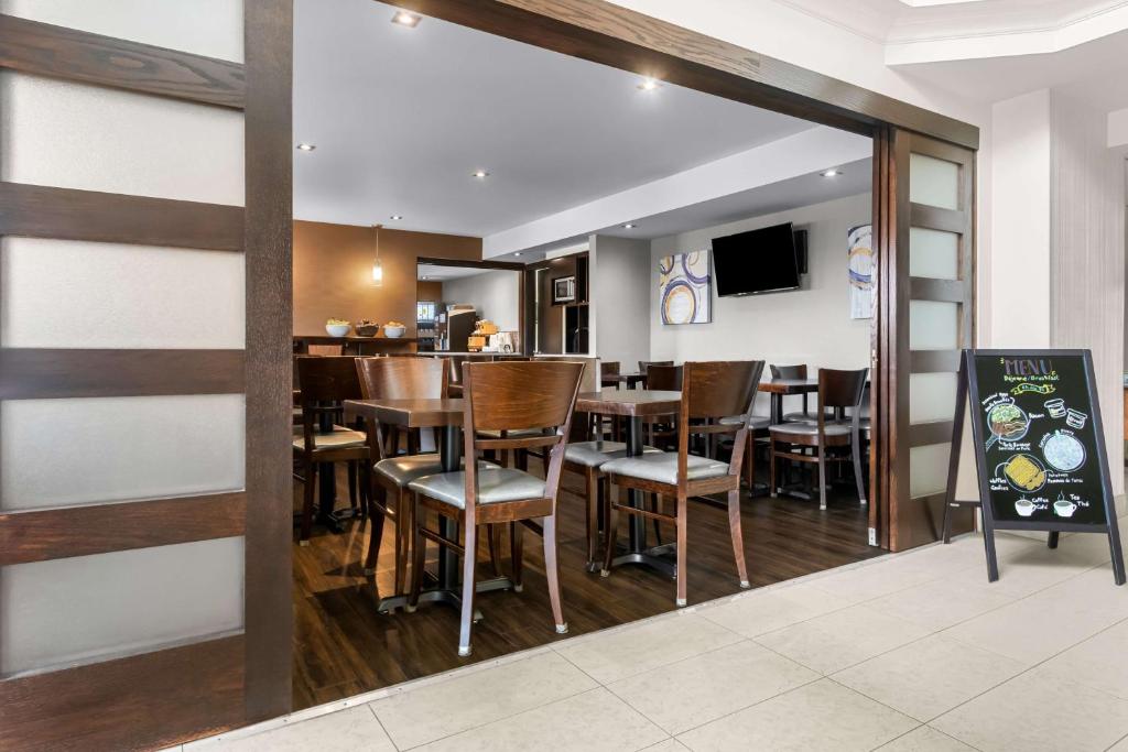 TV a/nebo společenská místnost v ubytování Best Western Plus Mont-Laurier