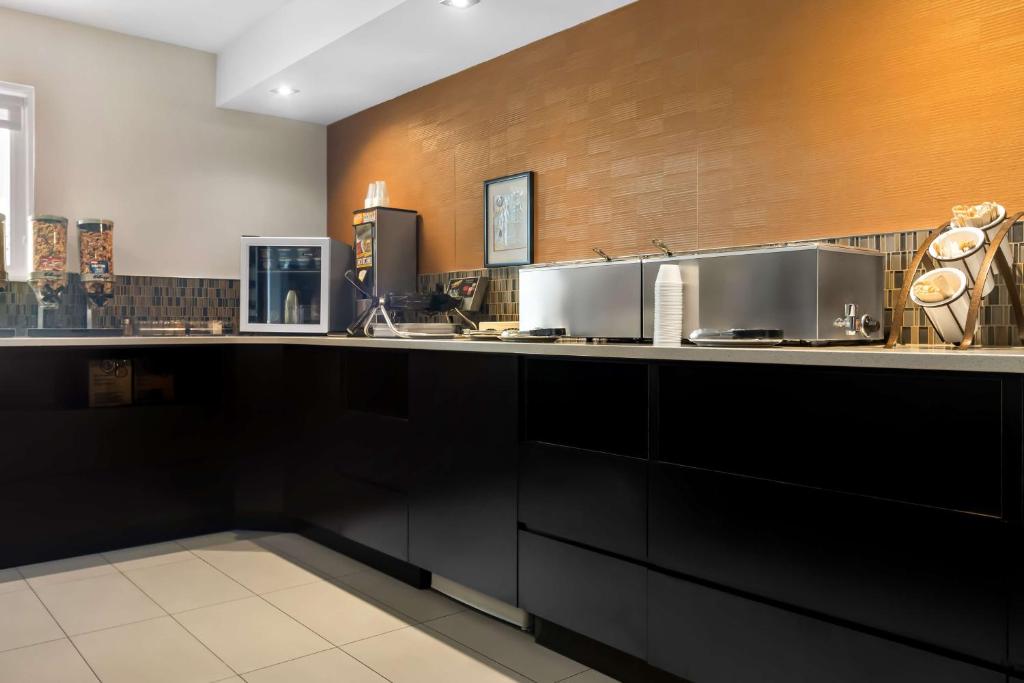 Kuchyň nebo kuchyňský kout v ubytování Best Western Plus Mont-Laurier