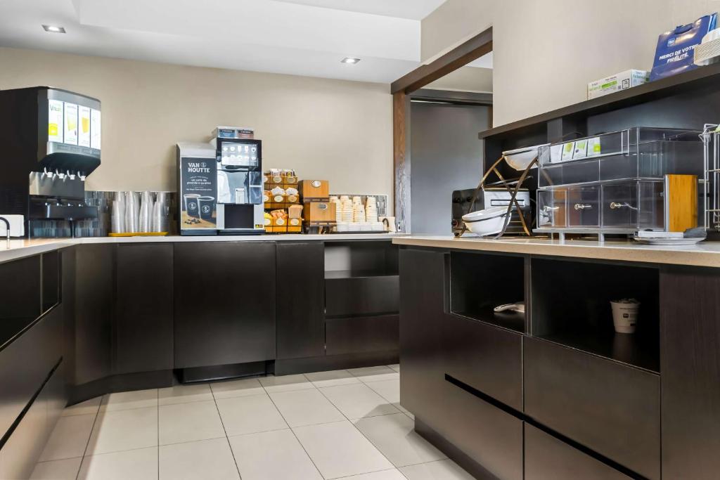 Příslušenství pro přípravu čaje a kávy v ubytování Best Western Plus Mont-Laurier