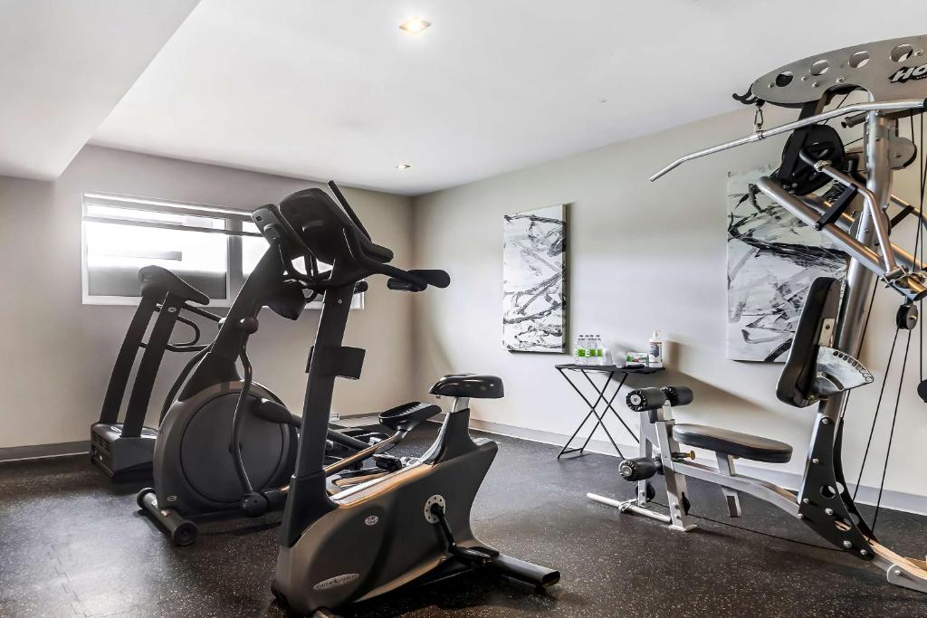 Fitness centrum a/nebo fitness zařízení v ubytování Best Western Plus Mont-Laurier