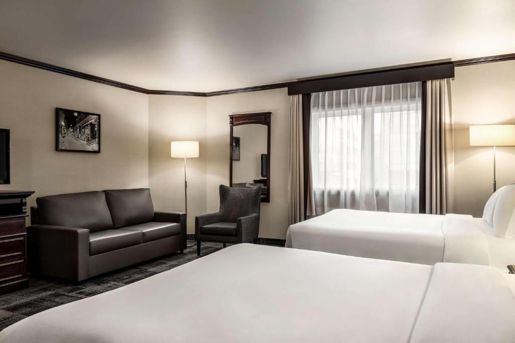 Postel nebo postele na pokoji v ubytování Best Western Plus City Centre Centre-Ville