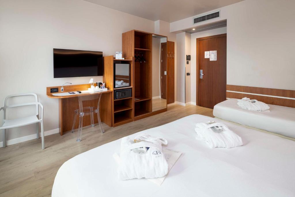 Postel nebo postele na pokoji v ubytování Best Western Madison Hotel