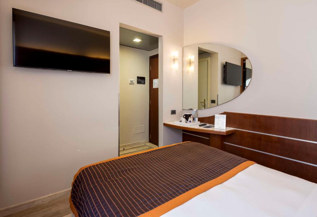 TV a/nebo společenská místnost v ubytování Best Western Madison Hotel