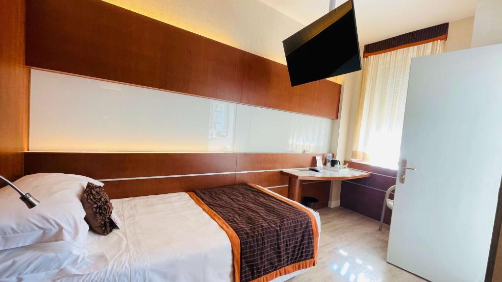 Postel nebo postele na pokoji v ubytování Best Western Madison Hotel