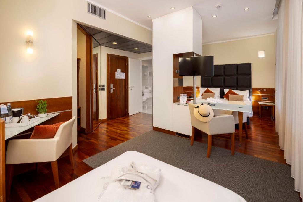 Postel nebo postele na pokoji v ubytování Best Western Madison Hotel
