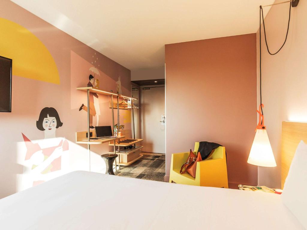 Postel nebo postele na pokoji v ubytování ibis Styles Lyon Centre Confluence