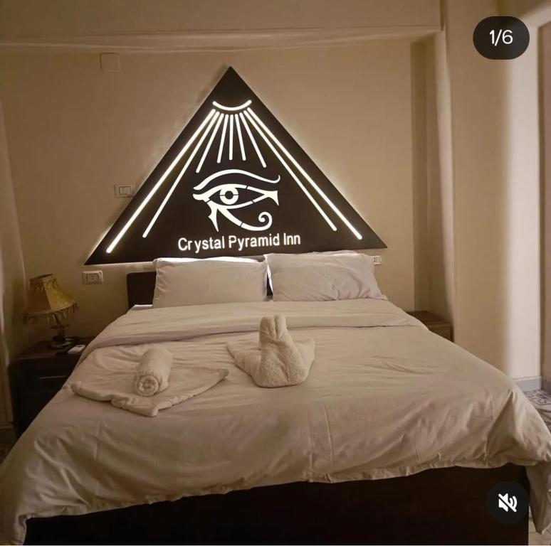 Postel nebo postele na pokoji v ubytování Pyramid View inn GH