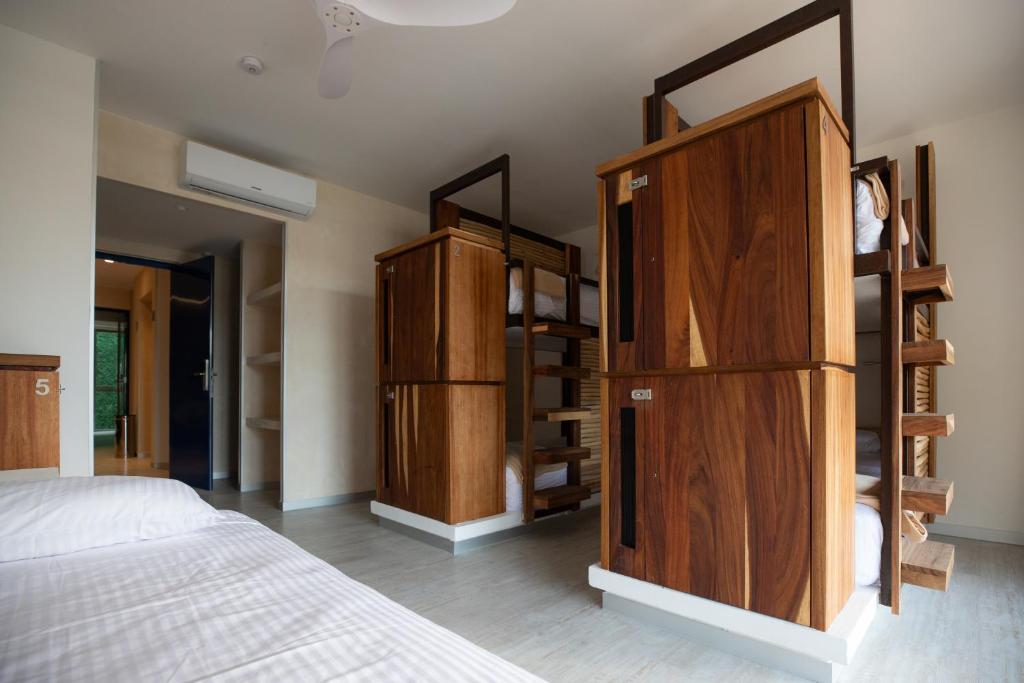 Postel nebo postele na pokoji v ubytování SUUT Hostal Boutique
