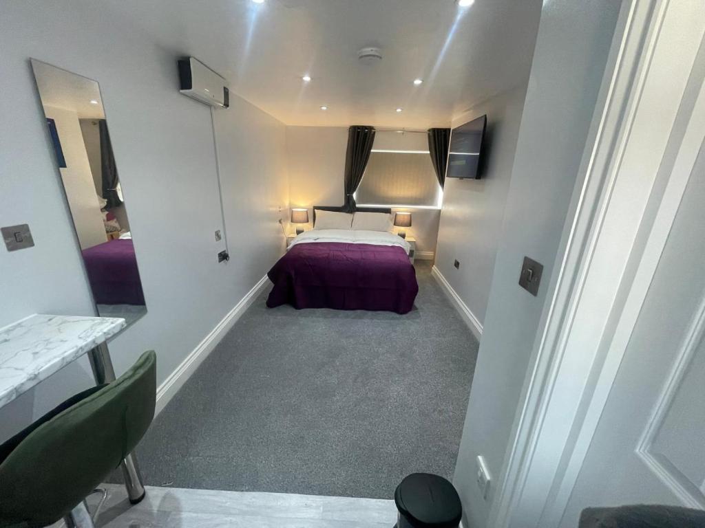 Ένα ή περισσότερα κρεβάτια σε δωμάτιο στο Cozy Studio Flat Romford, London