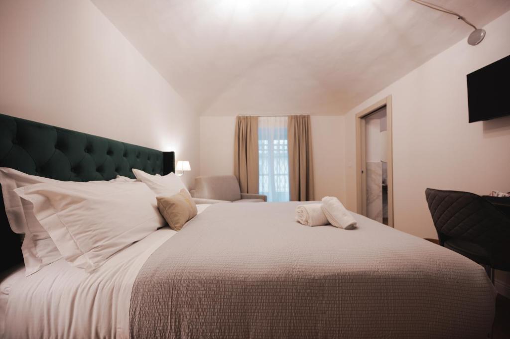 Postel nebo postele na pokoji v ubytování Carlo Felice Boutique Hotel