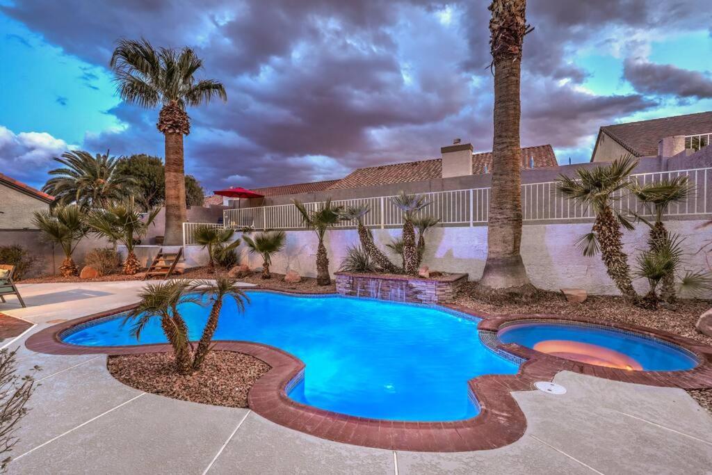 Πισίνα στο ή κοντά στο Peaceful Oasis Near Strip & Airport Pool Spa