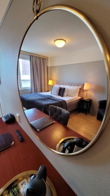 Postel nebo postele na pokoji v ubytování Haparanda Stadshotell