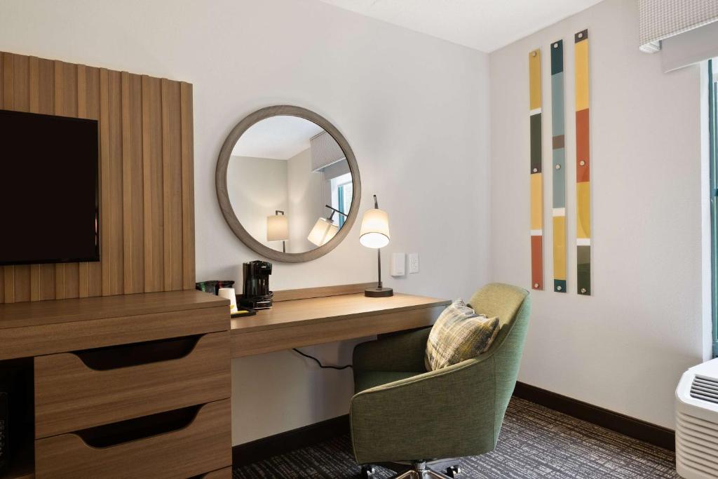 Hampton Inn & Suites Lake George photo
