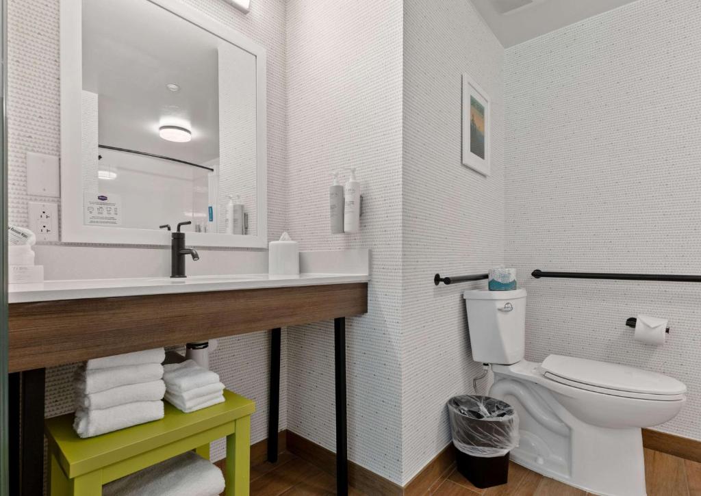 Hampton Inn & Suites Lake George photo