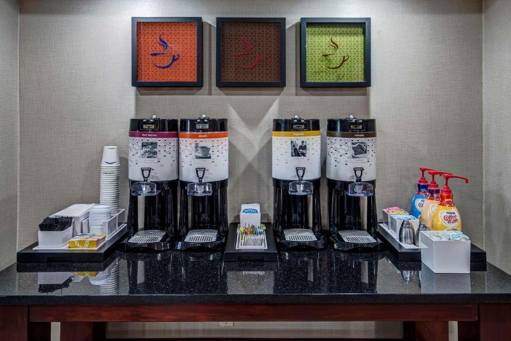 Příslušenství pro přípravu čaje a kávy v ubytování Hampton Inn Orlando-Maingate South
