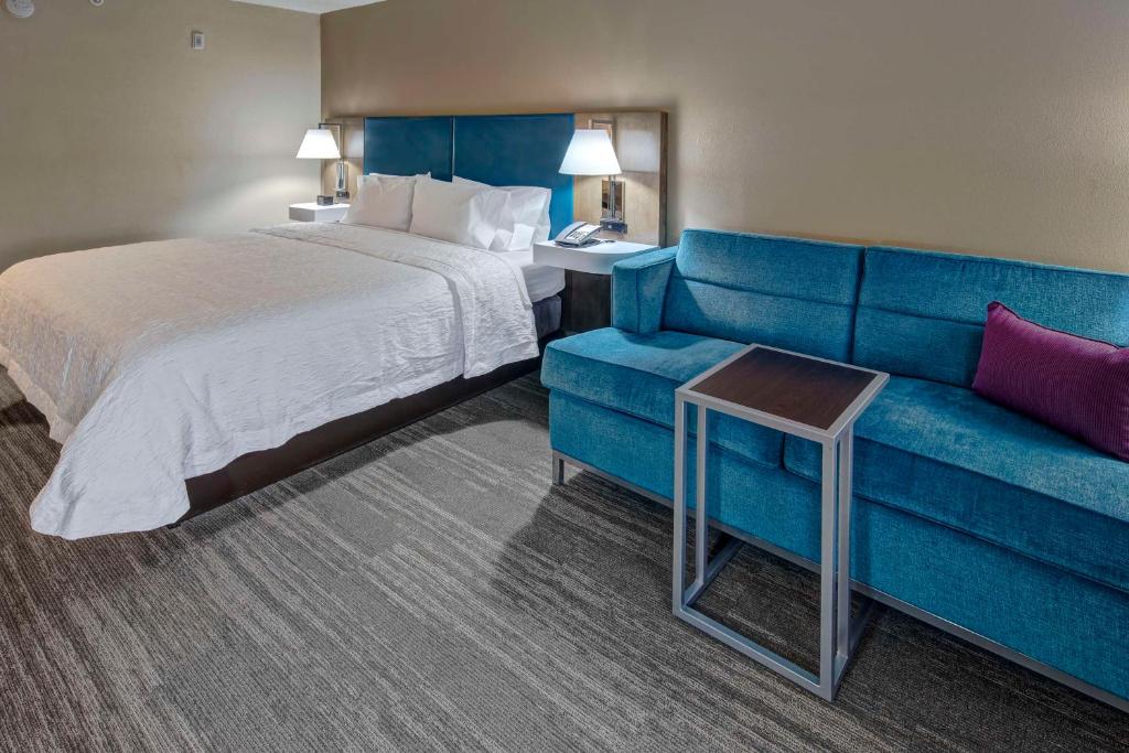 Postel nebo postele na pokoji v ubytování Hampton Inn Orlando-Maingate South
