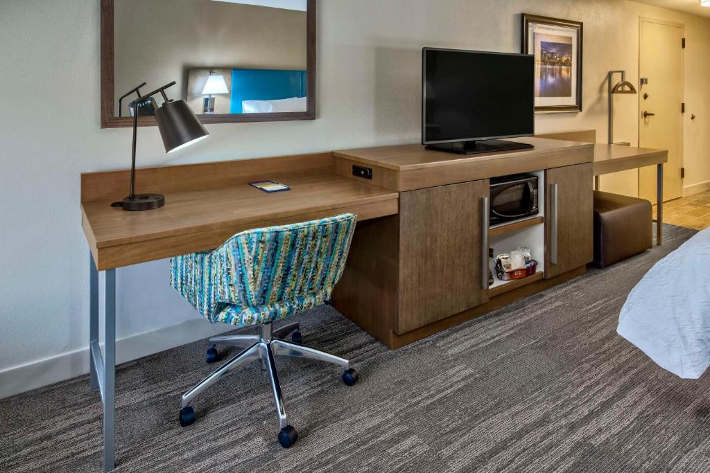 TV a/nebo společenská místnost v ubytování Hampton Inn Orlando-Maingate South