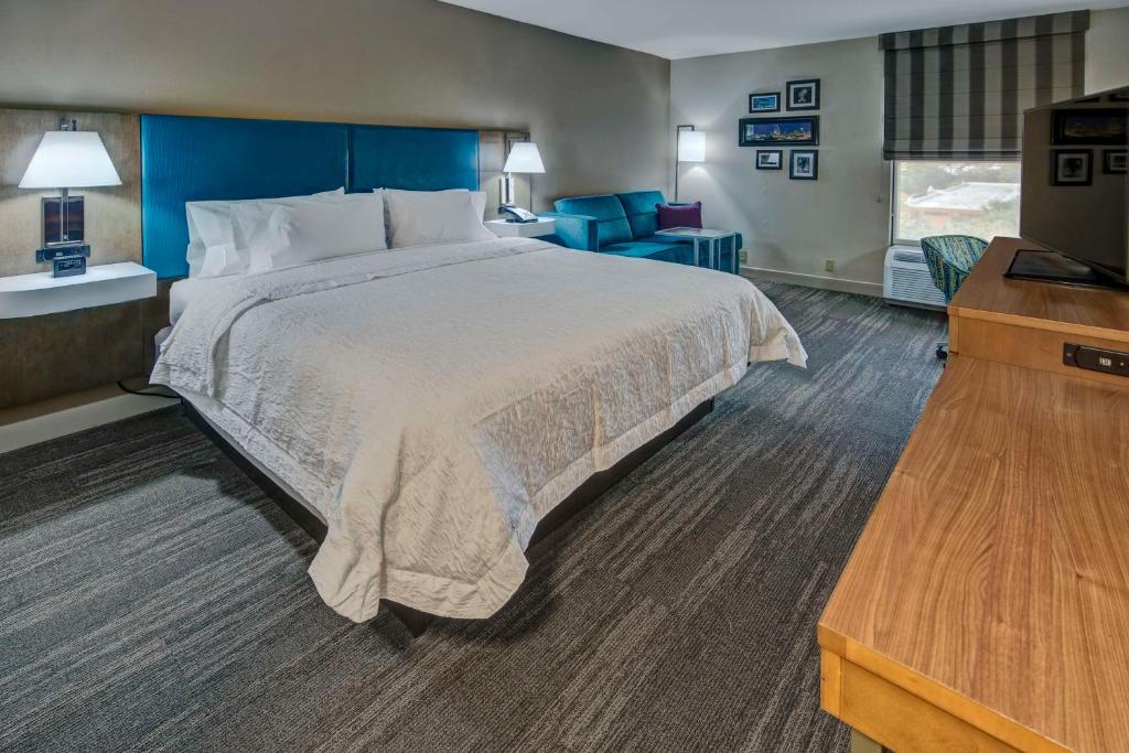 Postel nebo postele na pokoji v ubytování Hampton Inn Orlando-Maingate South