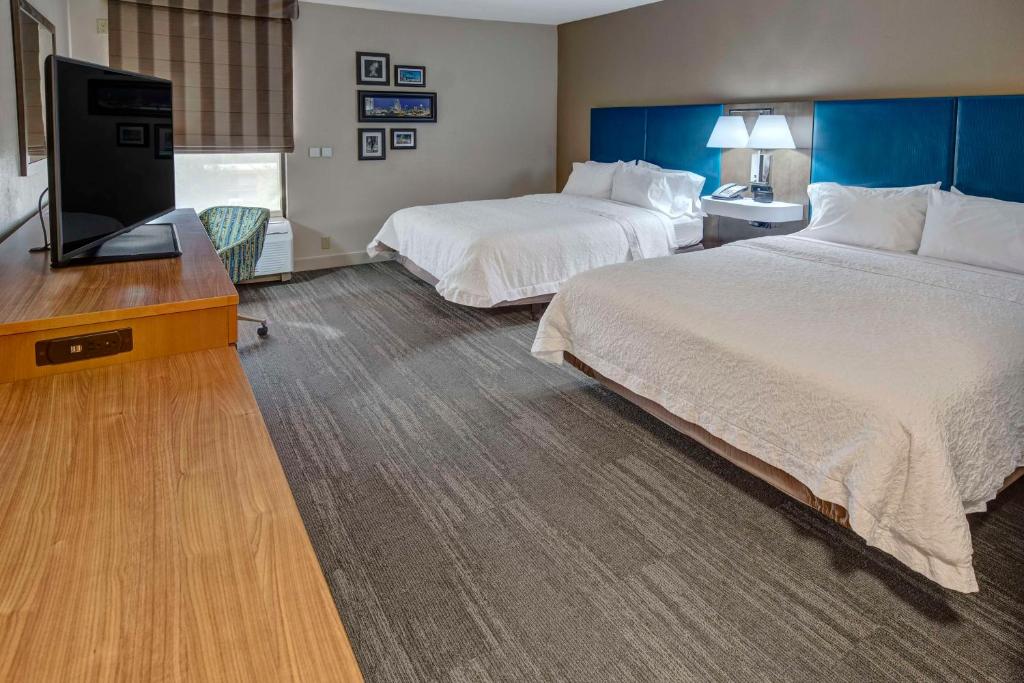 Postel nebo postele na pokoji v ubytování Hampton Inn Orlando-Maingate South