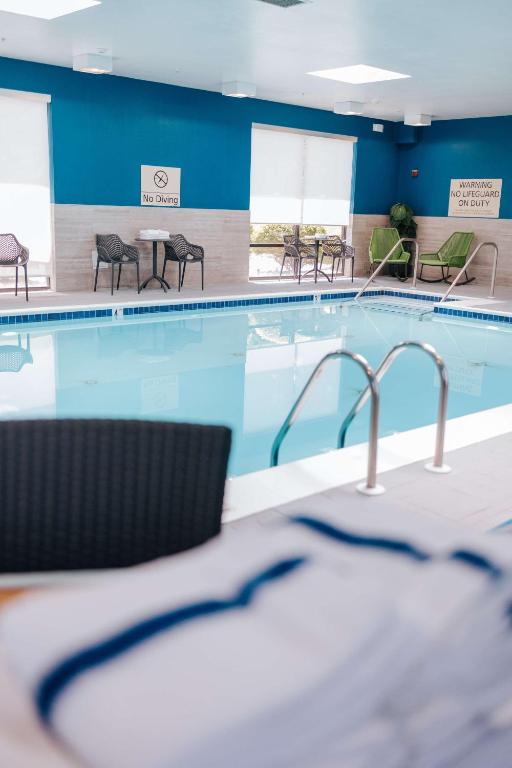 Bazén v ubytování Hampton Inn Rehoboth Beach nebo v jeho okolí