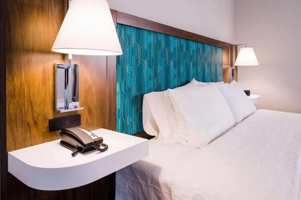Postel nebo postele na pokoji v ubytování Hampton Inn Rehoboth Beach