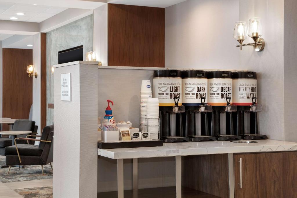 Příslušenství pro přípravu čaje a kávy v ubytování Hampton Inn by Hilton Brampton - Toronto