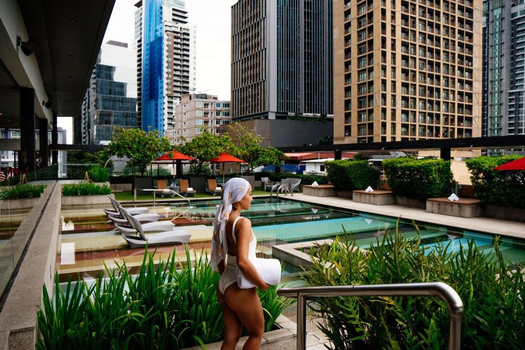 Bazén v ubytování DoubleTree by Hilton Sukhumvit Bangkok nebo v jeho okolí