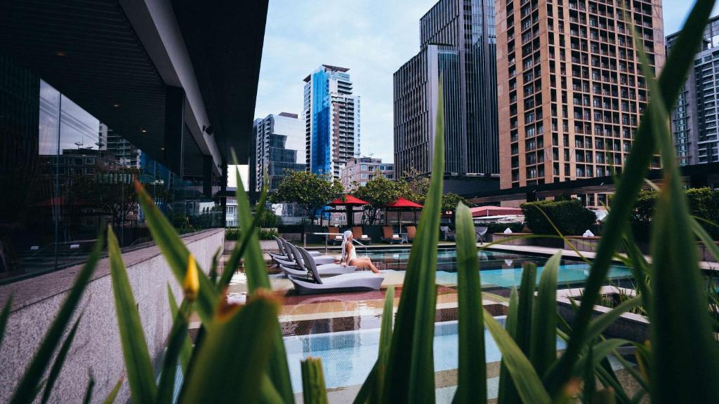 Bazén v ubytování DoubleTree by Hilton Sukhumvit Bangkok nebo v jeho okolí