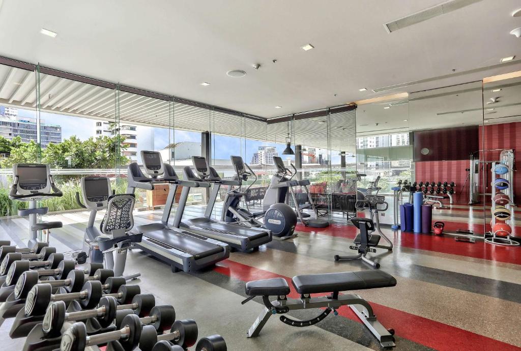 Fitness centrum a/nebo fitness zařízení v ubytování DoubleTree by Hilton Sukhumvit Bangkok
