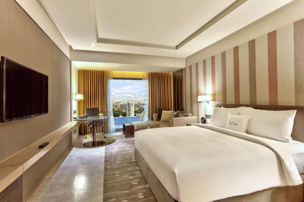 TV a/nebo společenská místnost v ubytování DoubleTree by Hilton Sukhumvit Bangkok