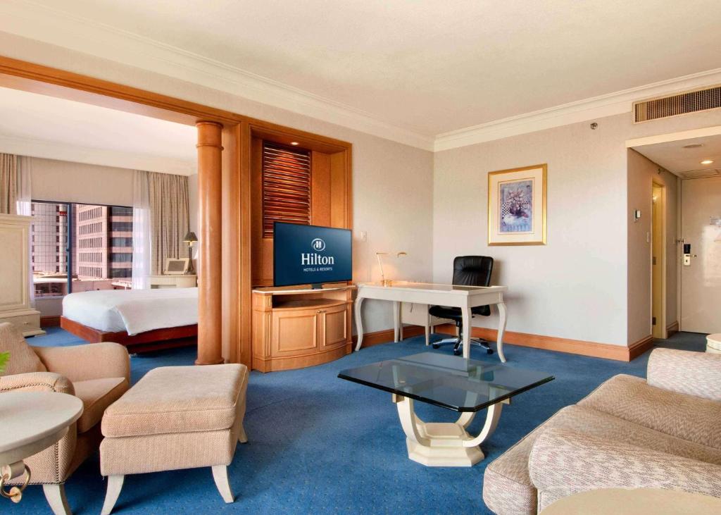 TV a/nebo společenská místnost v ubytování Hilton Colombo Hotel