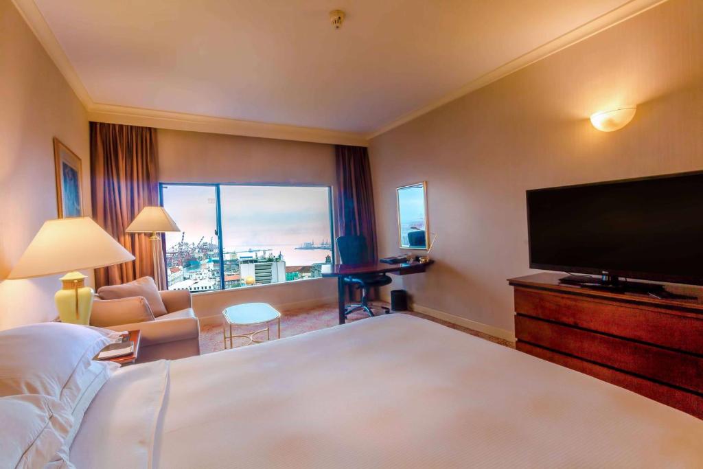 TV a/nebo společenská místnost v ubytování Hilton Colombo Hotel