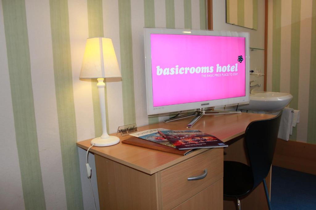 TV a/nebo společenská místnost v ubytování BasicRooms Hotel