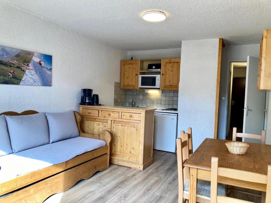 - une cuisine avec un canapé et une table dans une chambre dans l'établissement Résidence Meijotel - Studio résidence Meijotel MAE-9341, à Vénosc