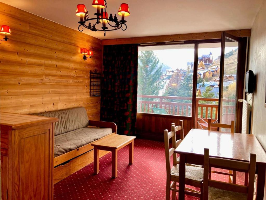 un salon avec un canapé et une table dans l'établissement Résidence Meijotel - Studio résidence Meijotel MAE-9601, à Vénosc